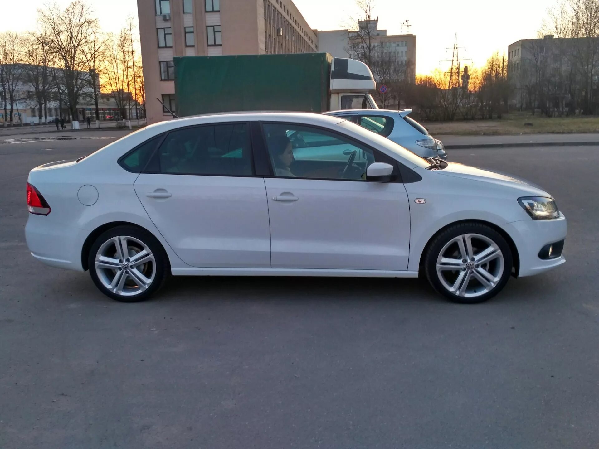 Поло 16 диски фото Оригинальные диски Ronal Mallory R17 - Volkswagen Polo Sedan, 1,6 л, 2013 года к