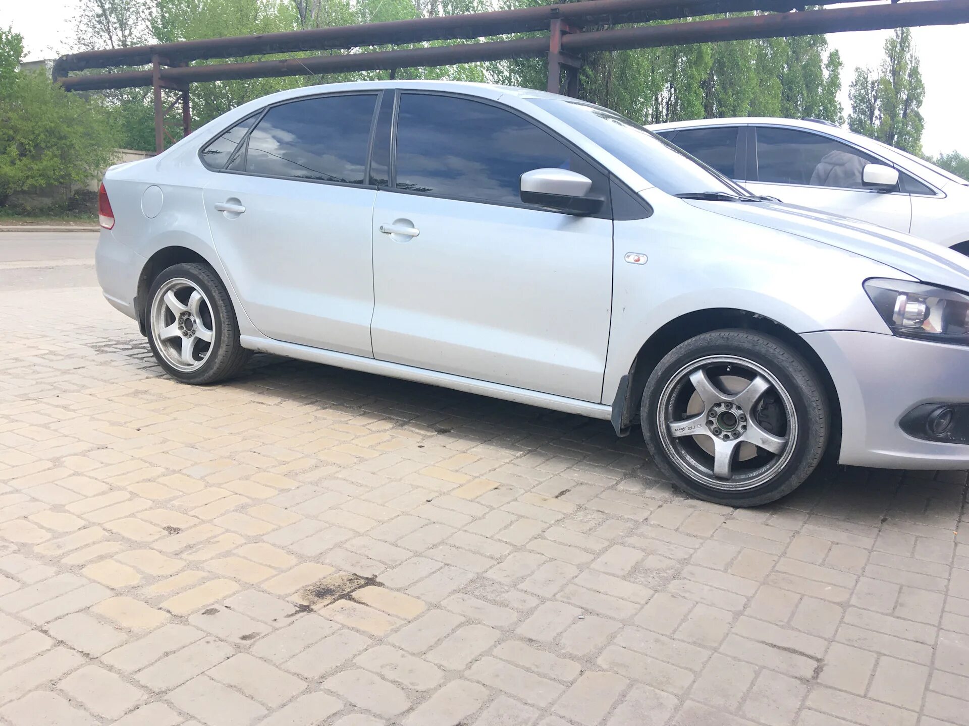 Поло 16 диски фото Летние диски с резиной - Volkswagen Polo Sedan, 1,6 л, 2013 года колёсные диски 