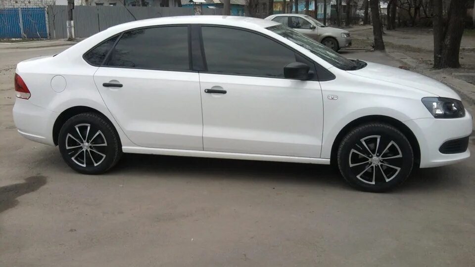 Поло диски фото Volkswagen Polo Sedan 1.6 бензиновый 2010 Белый на DRIVE2