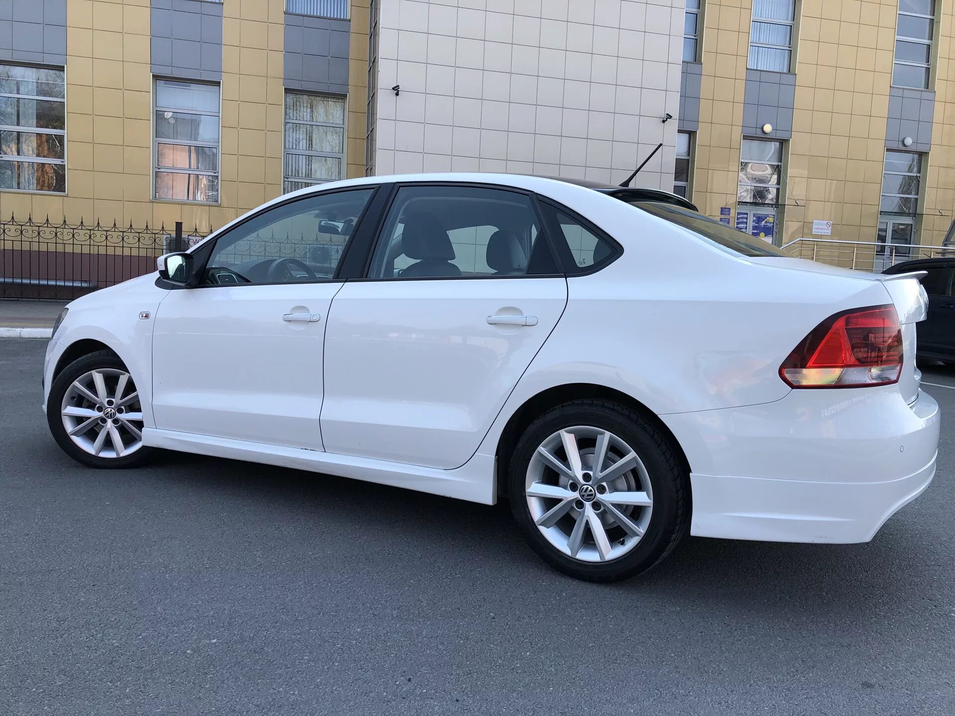 Поло диски фото Antia R16 на чистой машине - Volkswagen Polo Sedan, 1,6 л, 2013 года мойка DRIVE