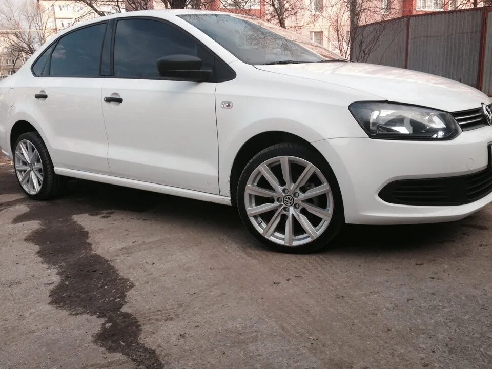 Поло диски фото Фотка ))) - Volkswagen Polo Sedan, 1,6 л, 2013 года колёсные диски DRIVE2