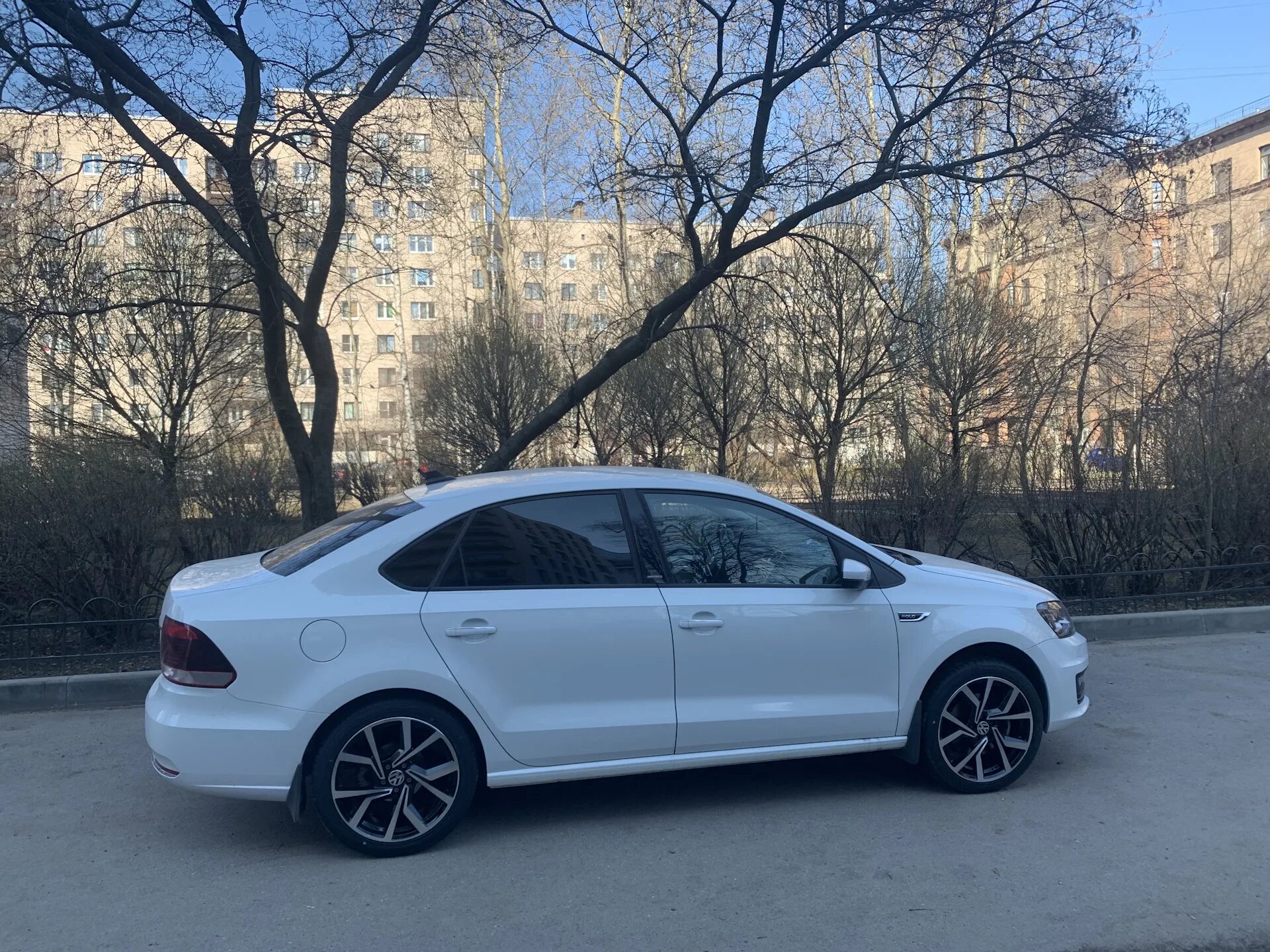 Поло на 17 дисках фото R17 в стиле VAG на своём месте! - Volkswagen Polo Sedan, 1,4 л, 2018 года колёсн