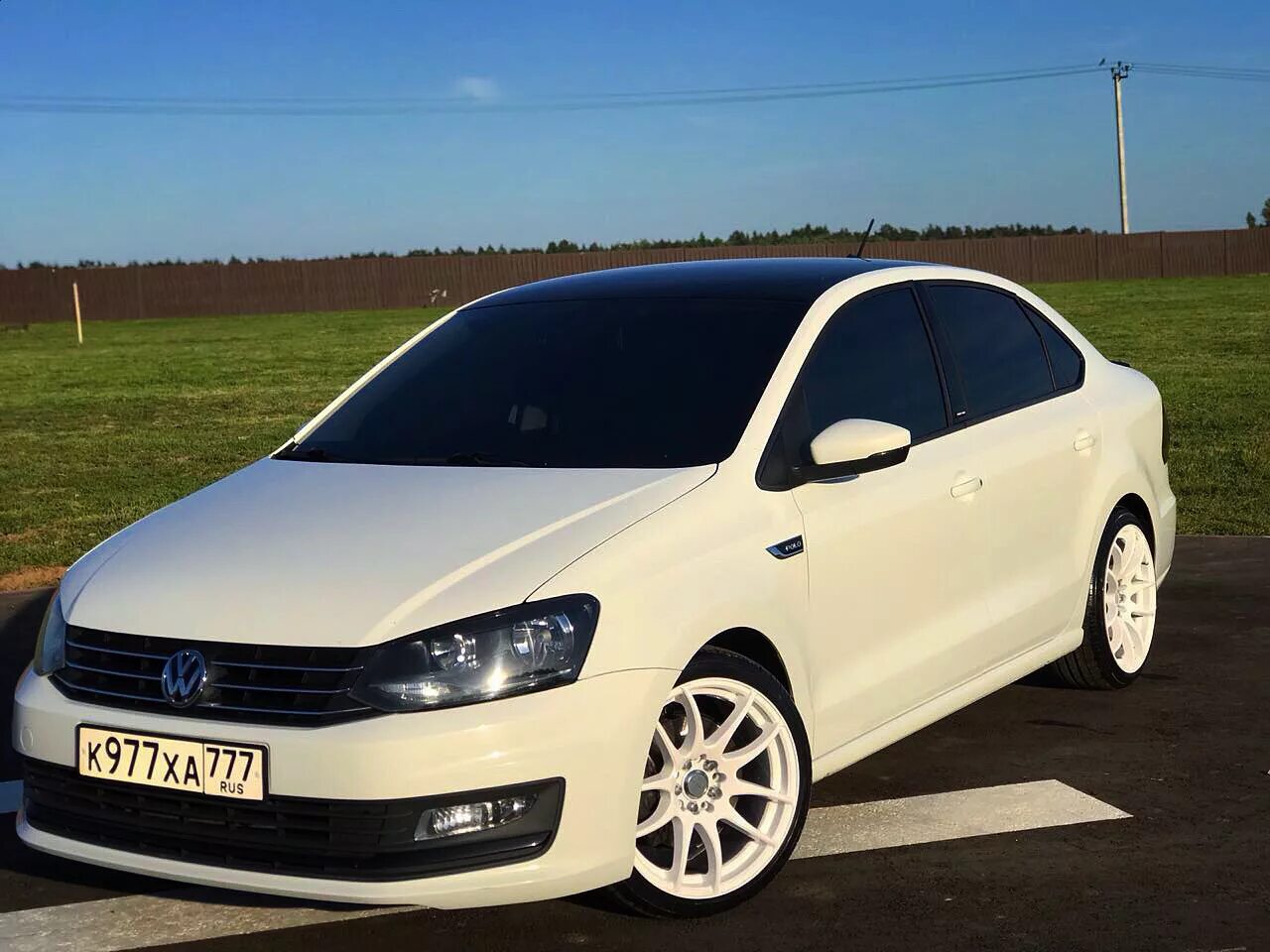 Поло седан белый тюнинг Забрал диски с покраски - Volkswagen Polo Sedan, 1,6 л, 2017 года колёсные диски