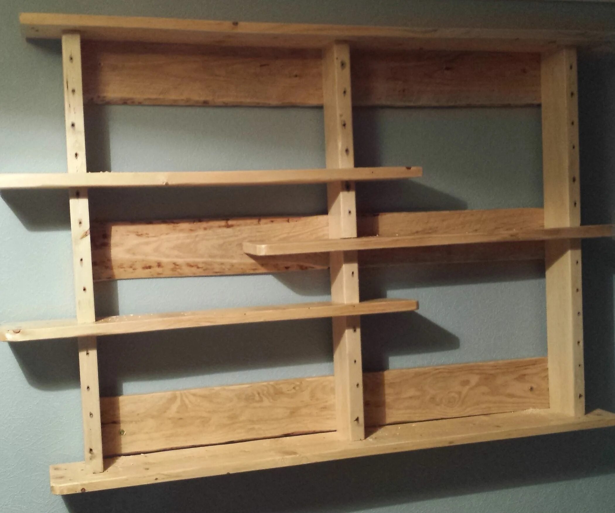 Полочка своими руками фото Pallet Shelves. No Big Tools Diy pallet projects, Pallet furniture, Pallet wall 