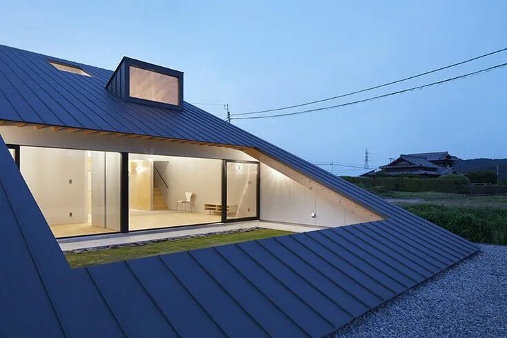 Пологая крыша фото kenta eto's 'house usuki' in japan has sloped roof you can sit on and admire the