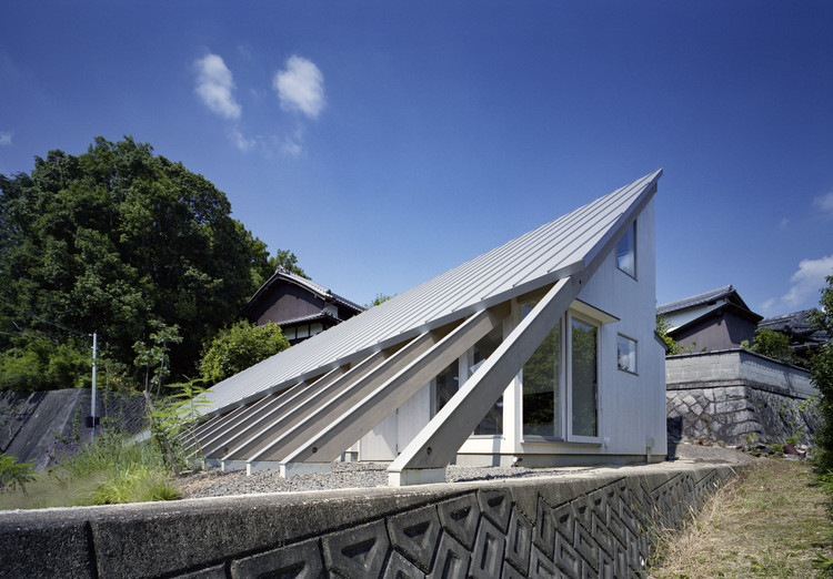 Пологая крыша фото House in Gakuenmae / Fujiwaramuro Architects ArchDaily