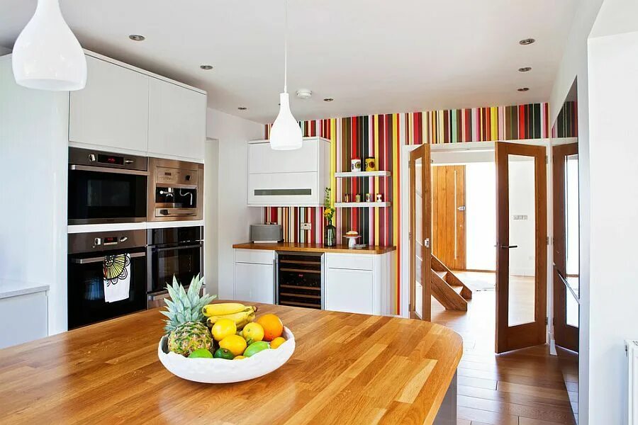 Полосатые обои на кухне фото Hot Trend: 20 Tasteful Ways to Add Stripes to Your Kitchen Design your kitchen, 