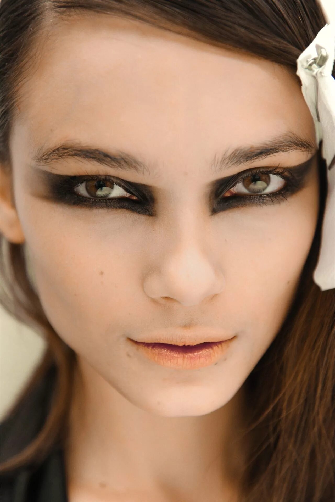 Полоска на глазах на фото A Game of Clothes Catwalk makeup, Makeup inspiration, Warrior makeup