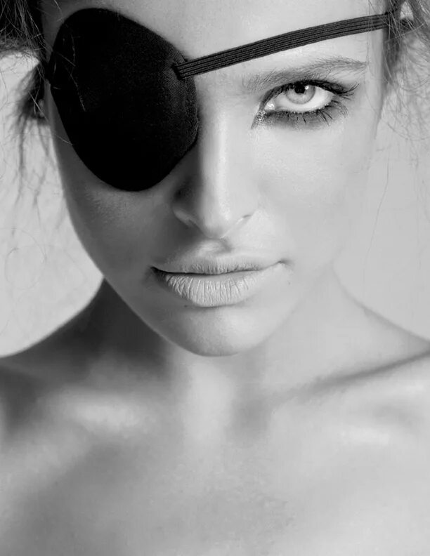 Полоска на глазах на фото Pin by Jason Frost on Beauty Eyepatch, Black and white photography, Portrait