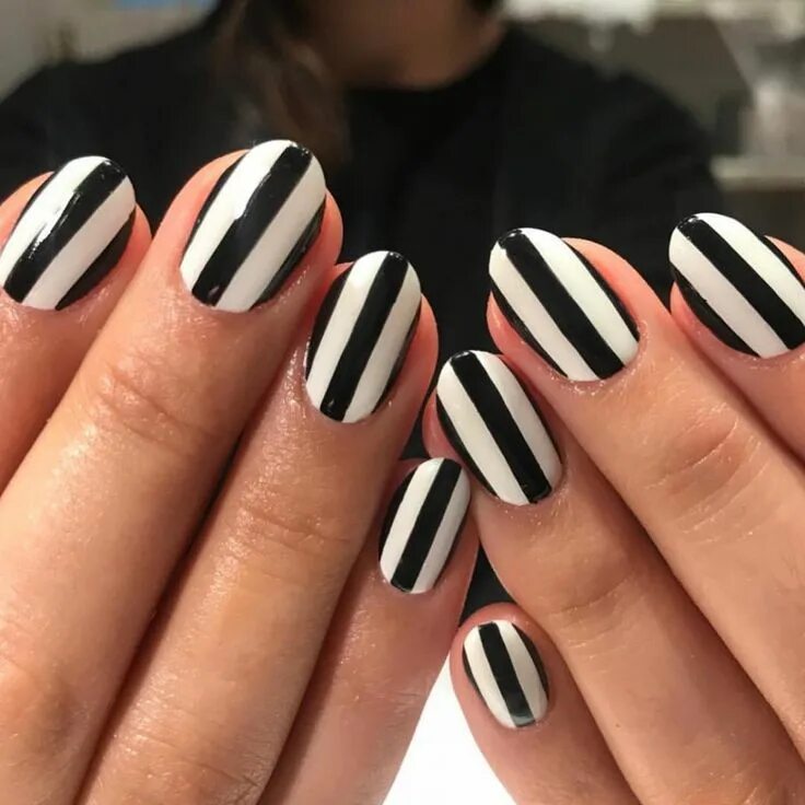 Полоски на черных ногтях фото We took to Instagram to find the most eye-catching black-and-white nail designs 