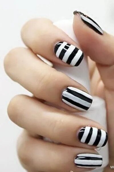 Полоски на черных ногтях фото Rayures version noire et blanche Jolis ongles, Vernis à ongles, Beauté des ongle