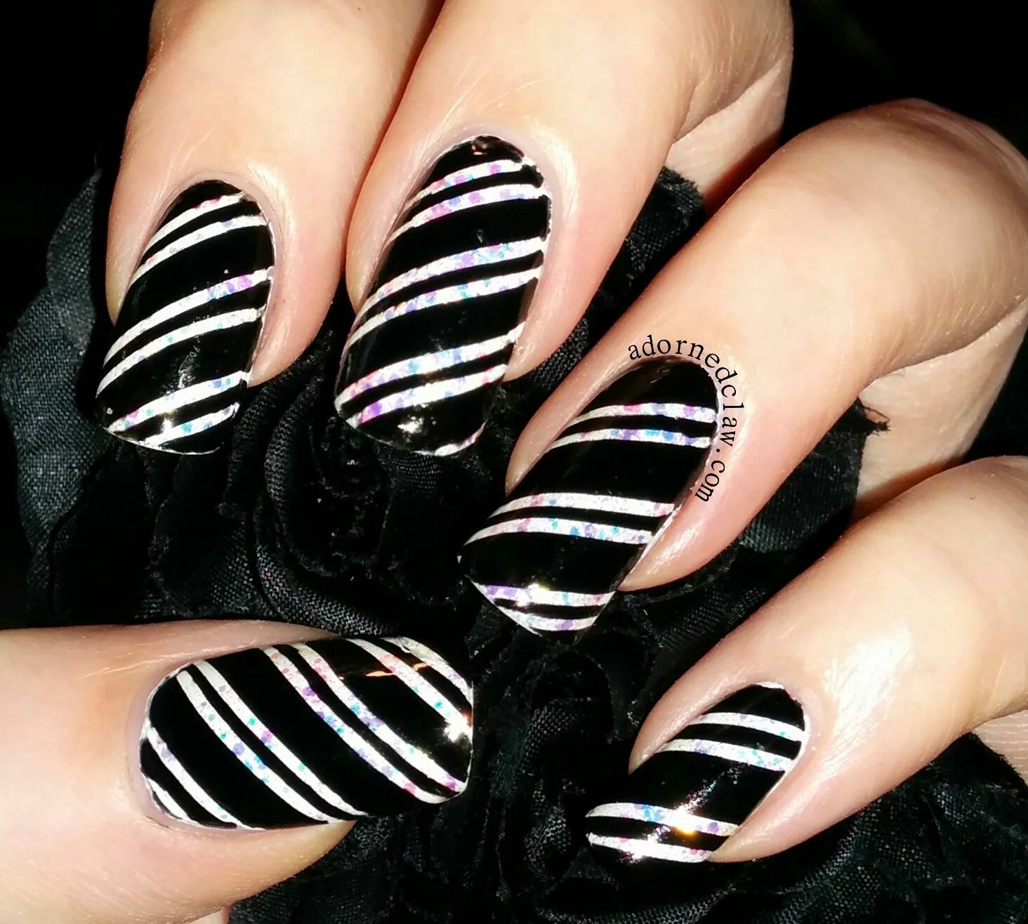 Полоски на черных ногтях фото nails design - Google Search Candy cane nails, Black and white nail art, White n