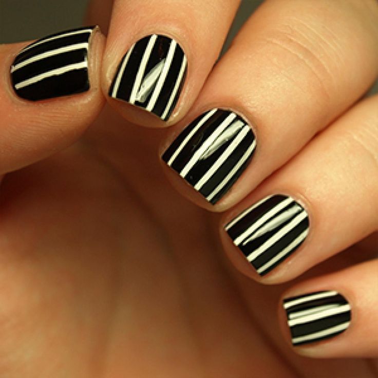 Полоски на ногтях дизайн фото How to Create the Perfect Pinstriped Nail Design - More Black nail designs, Blac