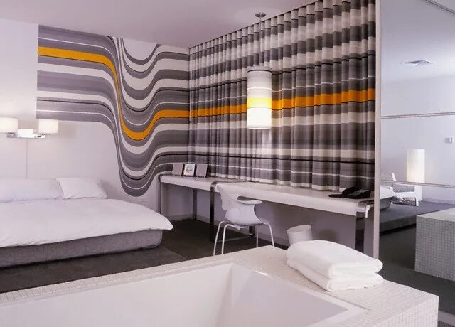 Полоски на стене в интерьере The Standard Hotel: Stylish Bedroom with Striped Curtains