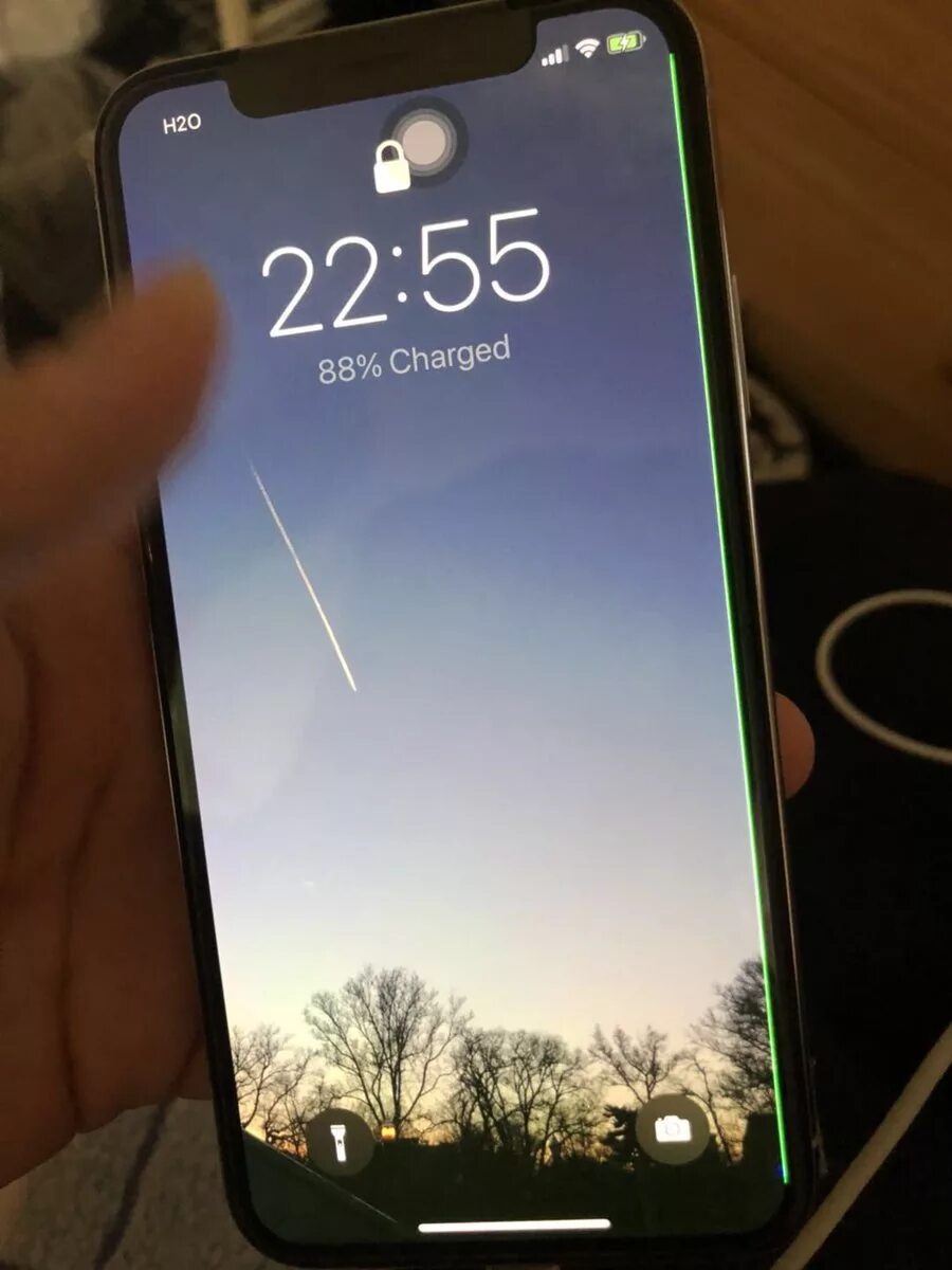 Полосы на фото айфон Some iPhone X Users Are Reporting a Strange Green Line on Their Displays - iClar