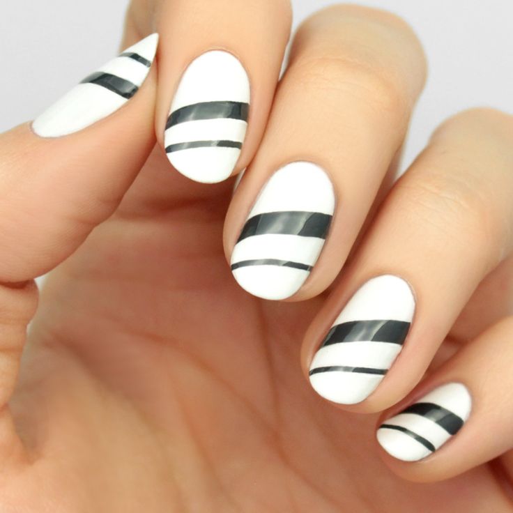 Полосы на ногтях фото Mani Monday: Black and White Striped Nail Tutorial - Lulus.com Fashion Blog Blac