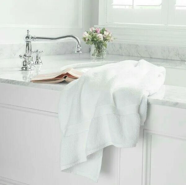 Полотенце в ванной в интерьере фото Pin by Pinner on Bed & Breakfast ♡ Bath towels luxury, White bath towels, Best b