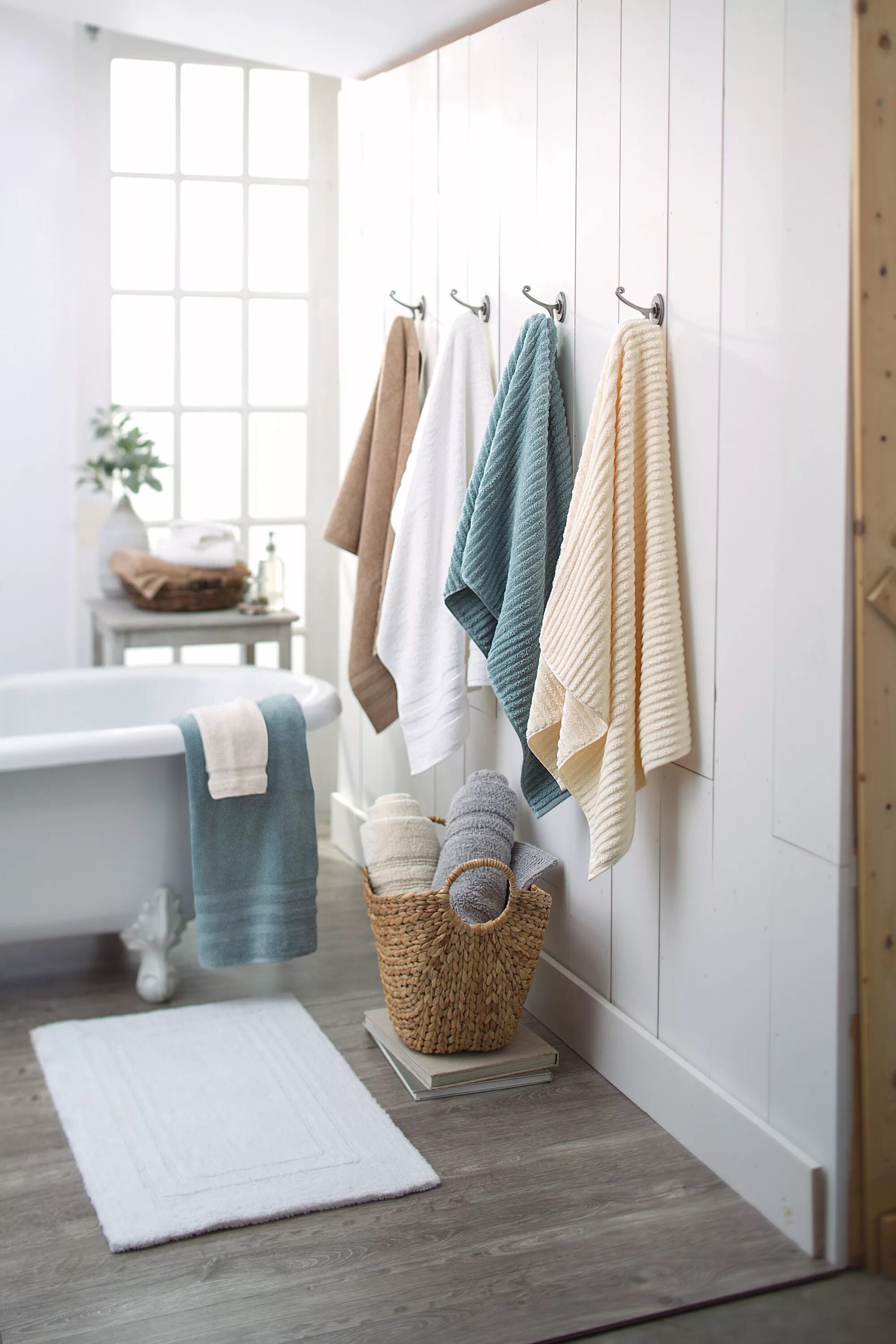 Полотенце в ванной в интерьере фото Simplicity meets relaxation in this bathroom inspired by #Biltmore's luxurious t