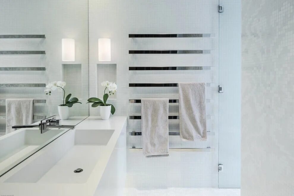 Полотенцесушитель интерьере ванной фото hotel-towel-rack-Bathroom-Contemporary-with-beautiful-bathrooms-beautiful-pools-