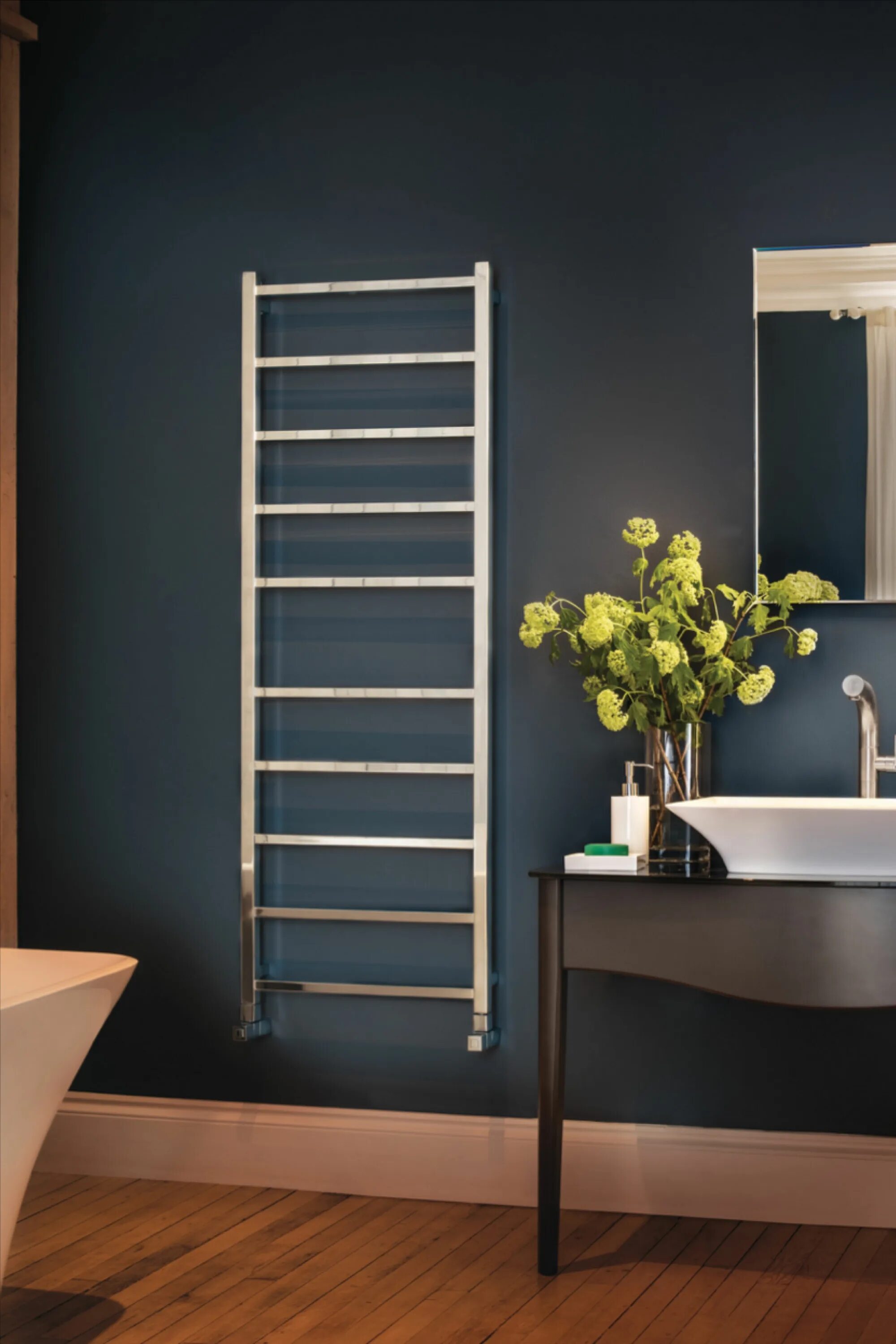 Полотенцесушитель интерьере ванной комнаты GIO Towel Rail Towel rail, Bathroom radiators, Beautiful towels