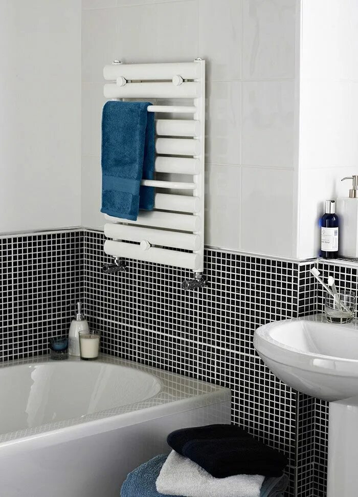 Полотенцесушитель над ванной в интерьере How to Warm Up Your Bathroom This Winter Heated towel rail, Towel rail, Heated t