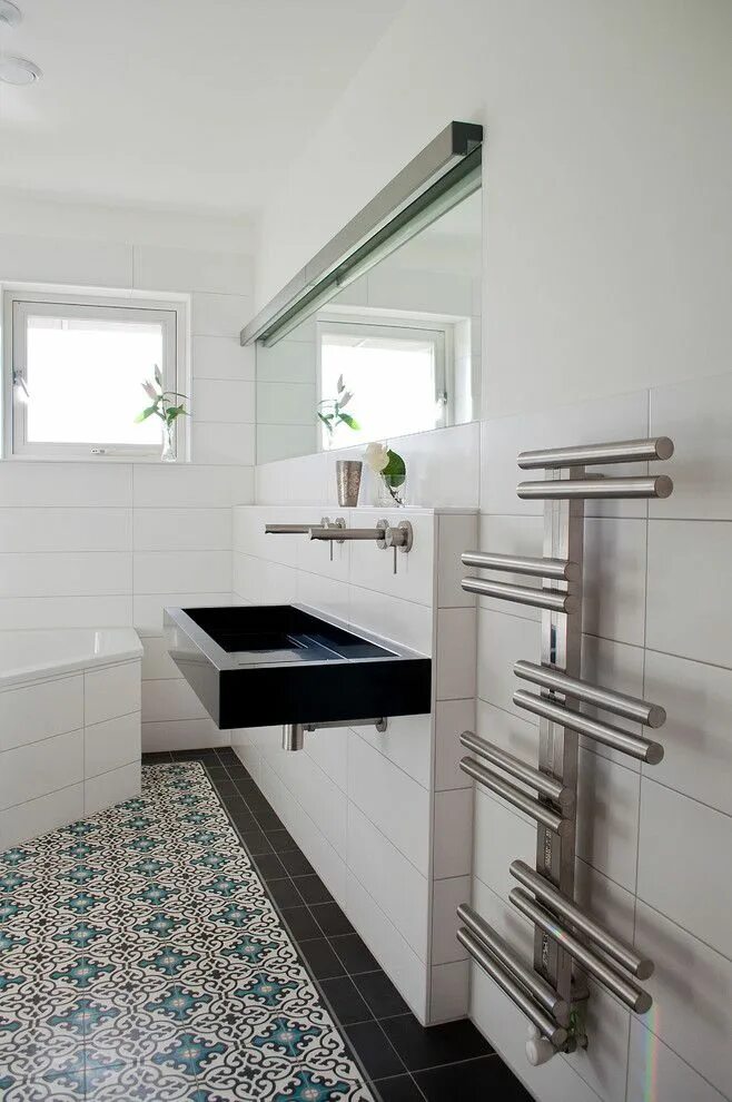 Полотенцесушитель над ванной в интерьере moroccan tile flooring bathroom - Google Search Glamorous bathroom decor, Modern