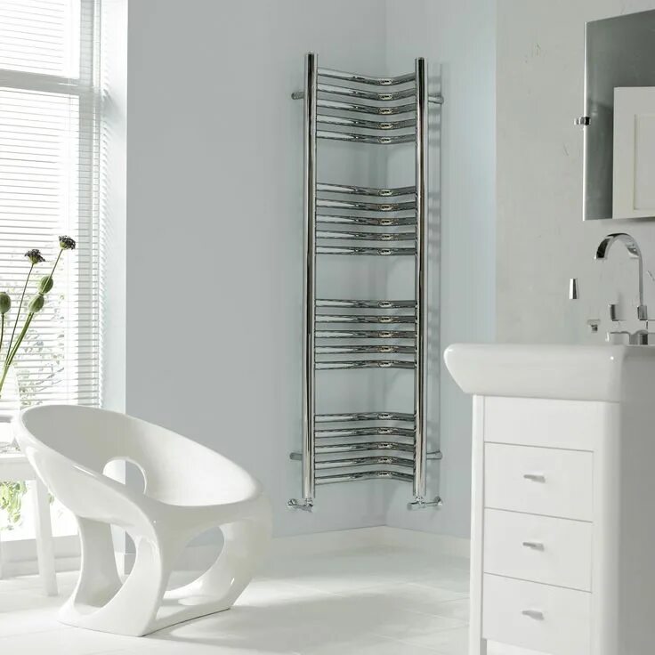 Полотенцесушитель водяной в интерьере ванной Introducing the Vogue Inttra Heated Towel Rail, with its sleak design and high h