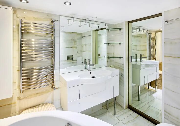 Полотенцесушители в интерьере ванны Fixed square bathroom mirror glass shleves glass door Metro Performance Glass Ba