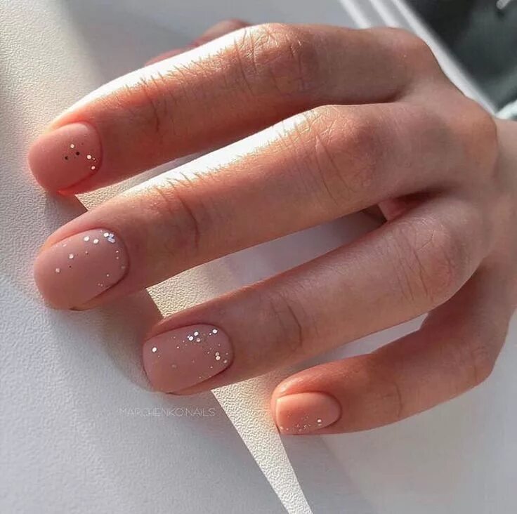 Половинчатый маникюр на короткие ногти фото Pin on Nails Minimal nails, Gel nails, Short acrylic nails