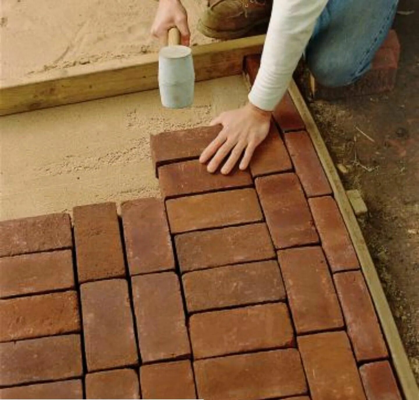 Положить плитку на даче своими руками Pin by Lee Ferracin on Back Yard Ideas Brick path, Brick walkway, Brick pathway