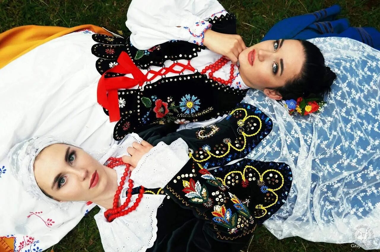 Польская женская мода Polish costumes: region of Rzeszów (strój rzeszowski). Photography © Kamil Ponia