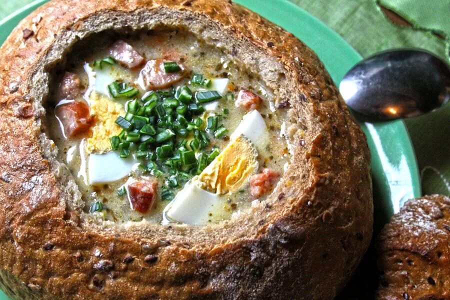 Польские блюда национальные рецепты с фото Polski tradycyjny żurek w chlebie. Traditional Polish sour soup in bread. Made b