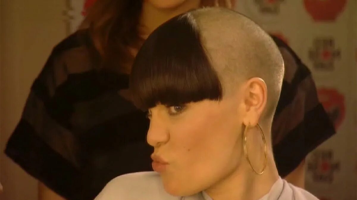 Полу челка фото BBC One - Comic Relief, Jessie J shaves her head