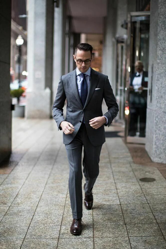 Полу деловой стиль мужской All Business: The Classic Charcoal Grey Suit Charcoal gray suit, Mens fashion su