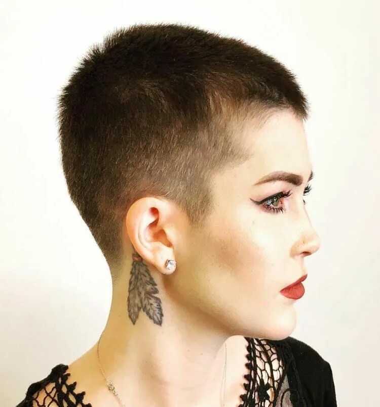 Полубокс стрижка женская фото на короткие Dark And Daring Crop Buzz haircut, Short hair styles, Buzz cut