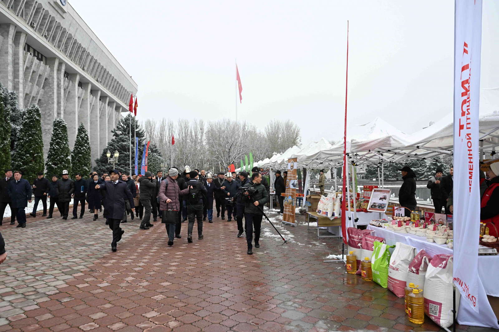 Получила новые фото Глава Кабмина Акылбек Жапаров посетил выставку спехтехники, закупленной за счет 