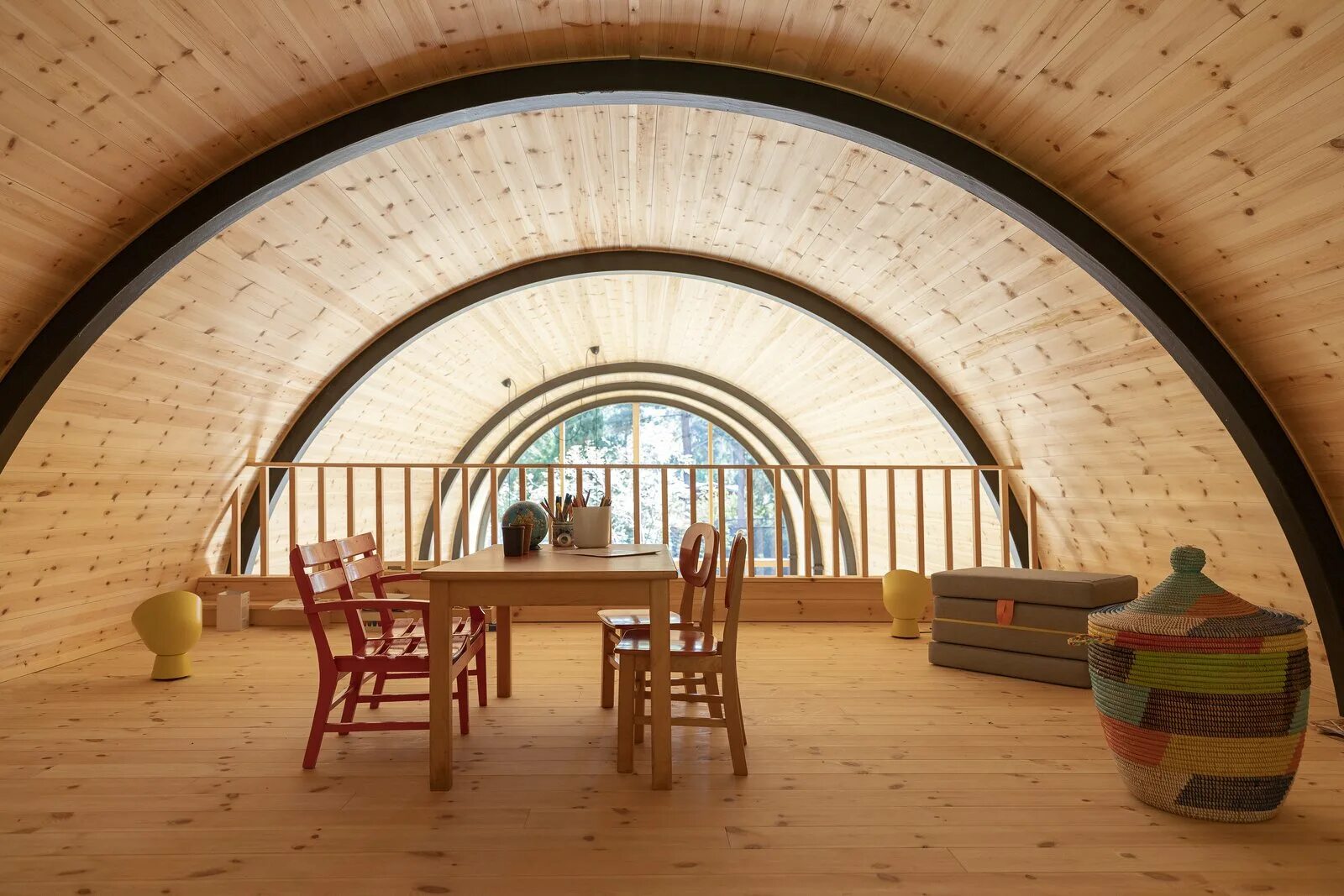 Полукруглая крыша фото Kids Desk Photos from A Metallic Barrel Vault Gives This Danish Cabin A High-Min