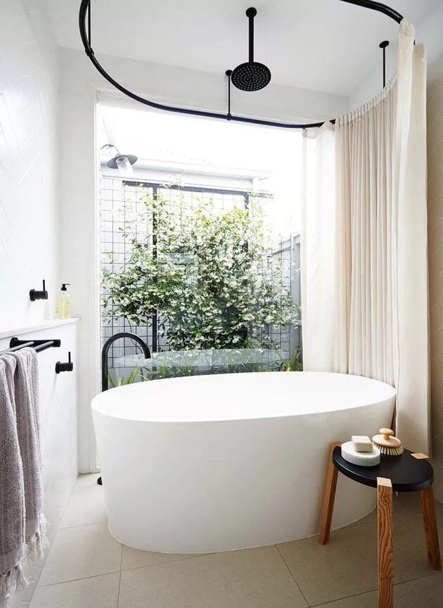 Полукруглая ванна в интерьере These 8 Bathroom Ideas Are the Reason We Love a Good Bathtub-Shower Combination 