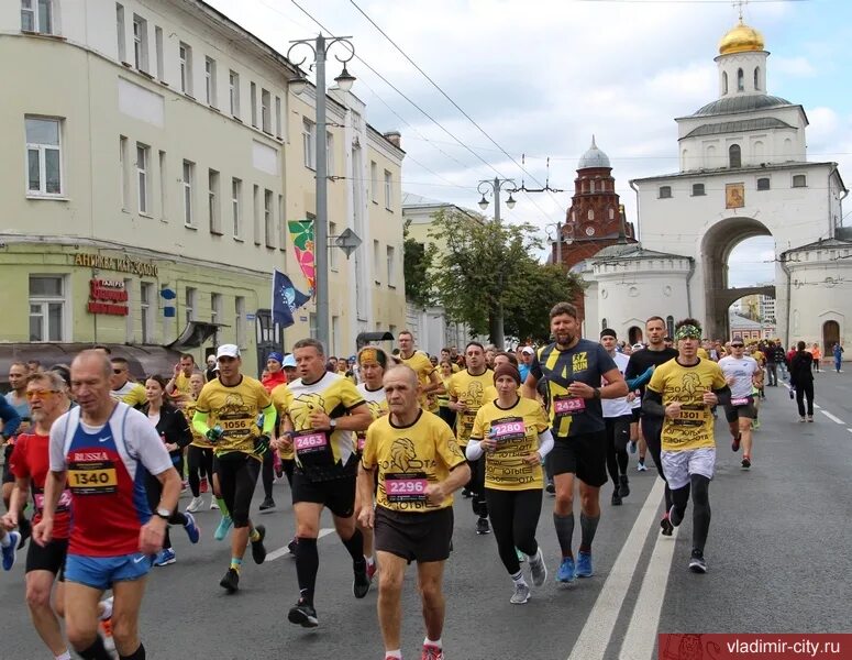 Полумарафон золотые ворота 2024 фото На Театральной площади Владимира наградили победителей полумарафона "Золотые вор