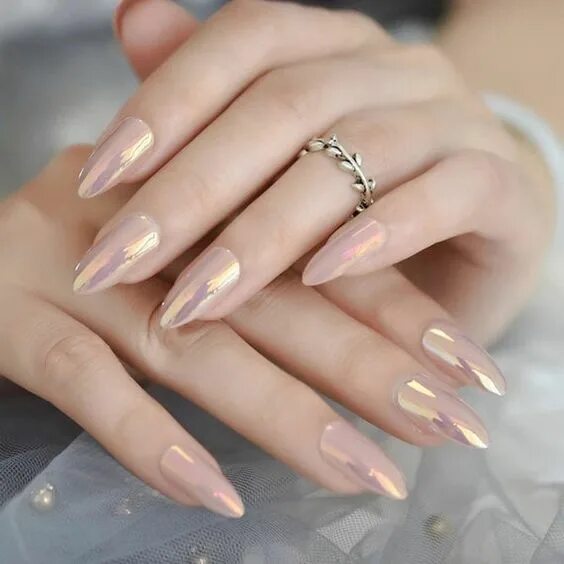 Полупрозрачный маникюр миндаль зимний модный маникюр 2021 Fake nails, Glue on nails, Long oval nails