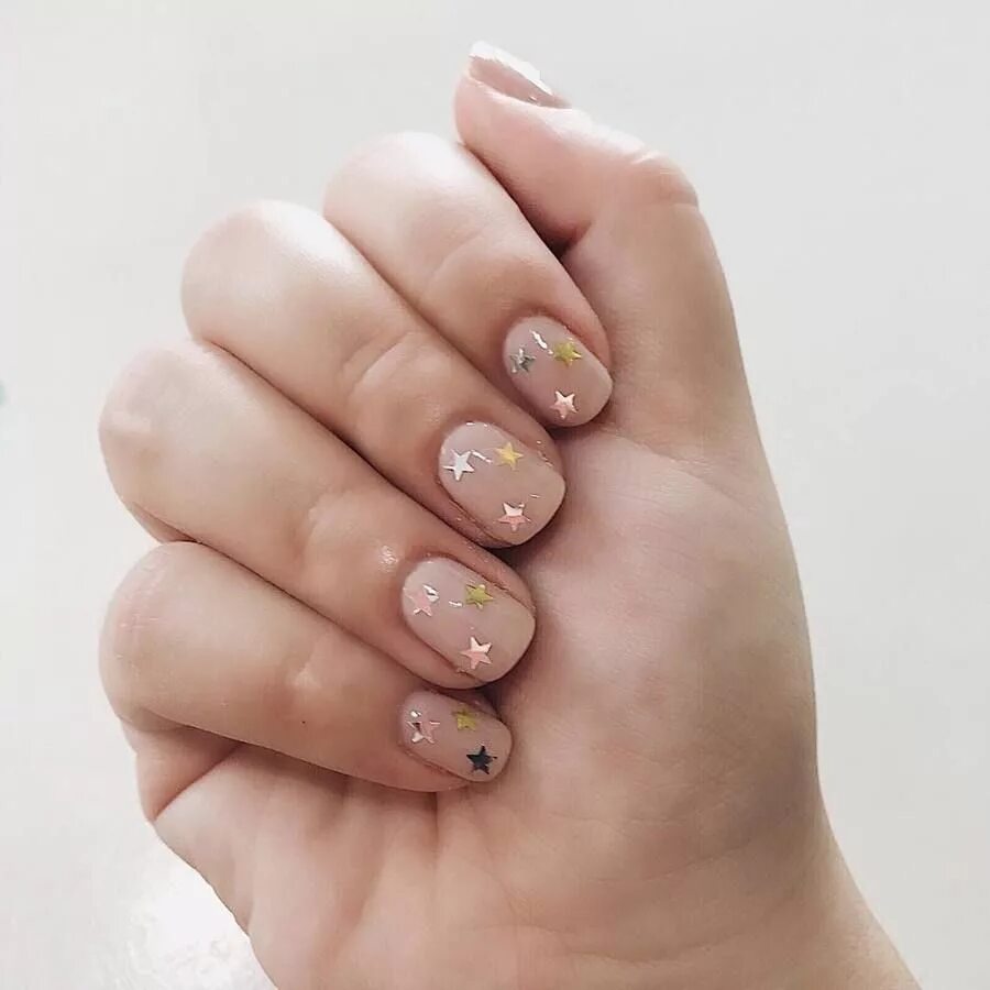 Полупрозрачный маникюр на короткие Little Sparkly Stars Short nail designs, Gorgeous nails, Neutral nails