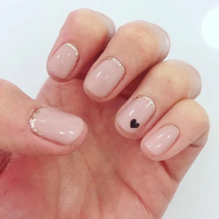 Полупрозрачный маникюр на короткие ногти Black heart nail art manicure olive & june Lak