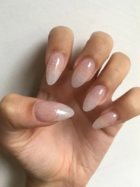 Полупрозрачный маникюр с блестками миндаль Glamorous and Easy Glitter Almond Nail Designs