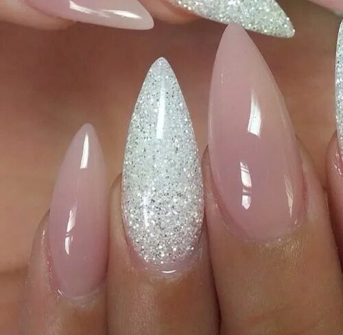 Полупрозрачный маникюр с блестками миндаль #nails #design #pink Heart nail designs, Stylish nails art, Shiny nails designs