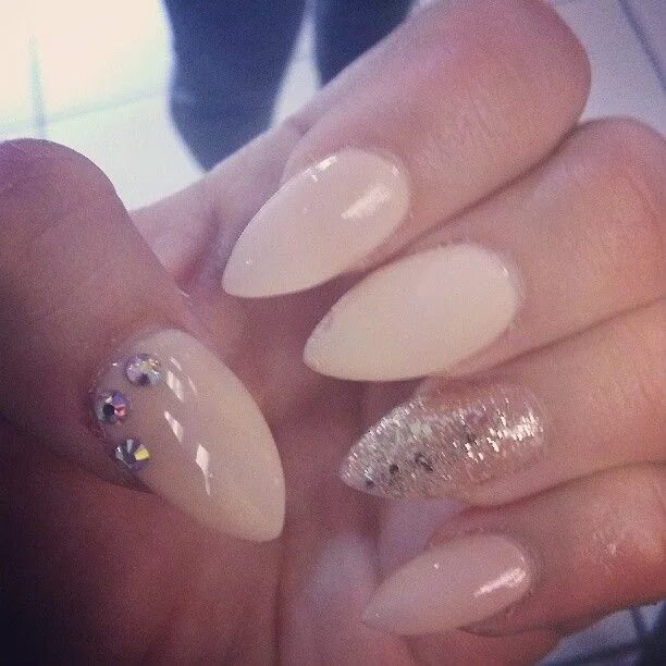 Полупрозрачный маникюр с блестками миндаль Beige almond point shapes nails with swavorski crystals on the thumbs, a matte m