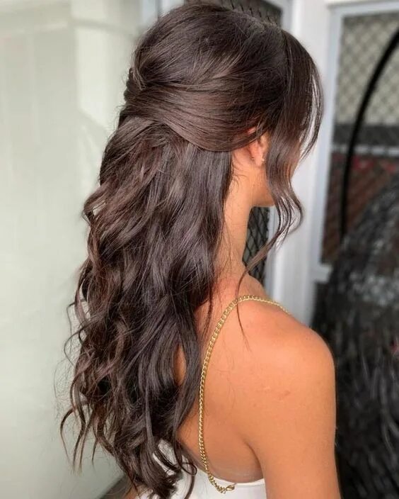 Полураспущенная прическа на длинные волосы Prom Looks Inspo - INH HAIR Peinados pelo ondulado, Peinados elegantes, Peinados