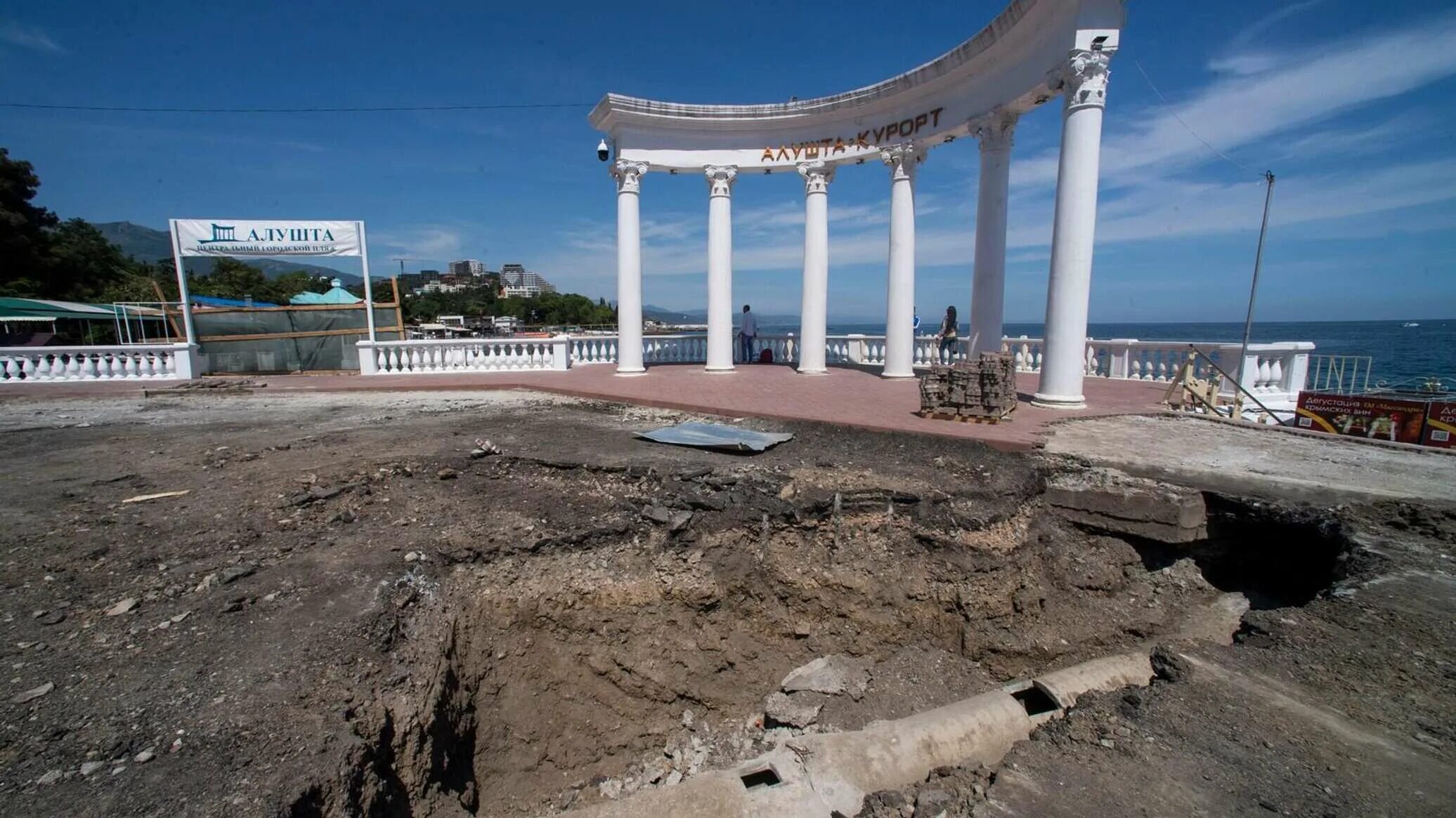 Полуротонда республика крым алушта улица ленина фото Снова не успели: ремонт алуштинской набережной закончат в декабре - РИА Новости 