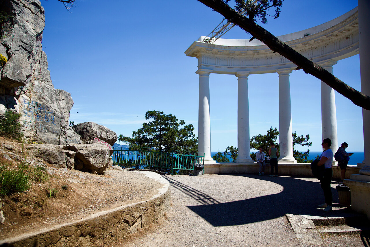 Полуротонда республика крым алушта улица ленина фото Semi-rotunda on the Tsar's path, landmark, attraction, Autonomous Republic of Cr