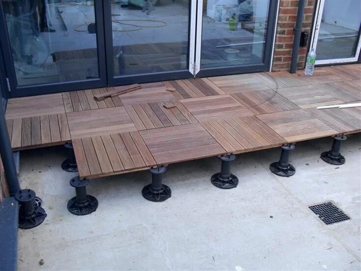 Полы на улице фото By using suspended Wallbarn Timber Paving Tiles, installers combine the natural,