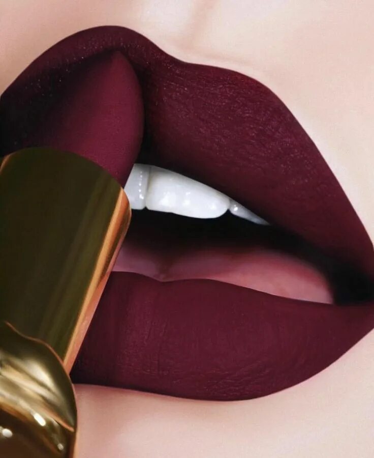 Помада бургунди на губах в макияже фото Velvet Burgundy Lips: Stunning Lip Color Ideas